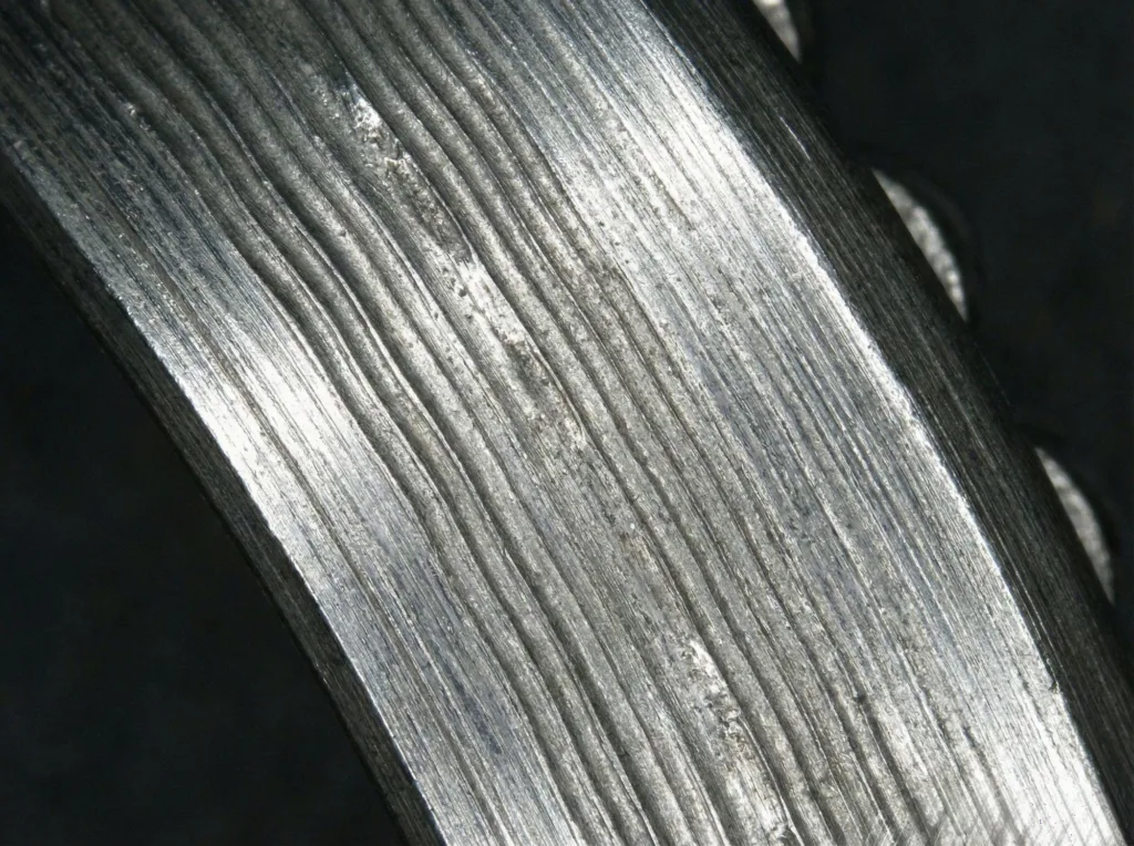 Patrón de estrías del cojinete causado por la erosión eléctrica que provoca el fallo del motor VFD.